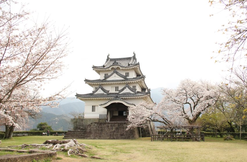  Uwajima Castle: A Hidden Gem in the Heart of Shikoku