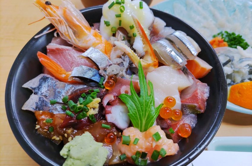  Kaisendon: A Symphony of Seafood Over Rice